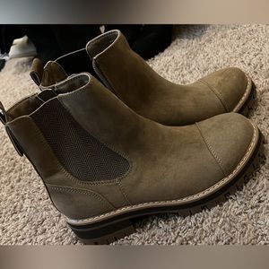 NWOT, size 7W, never worn.
